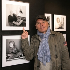 Exposition "Même pas peur" au Grand Palais à Paris le 7 octobre 2017. Laurent Baffie (en photo derrière Laurent Baffie, Bénabar et Zaz)