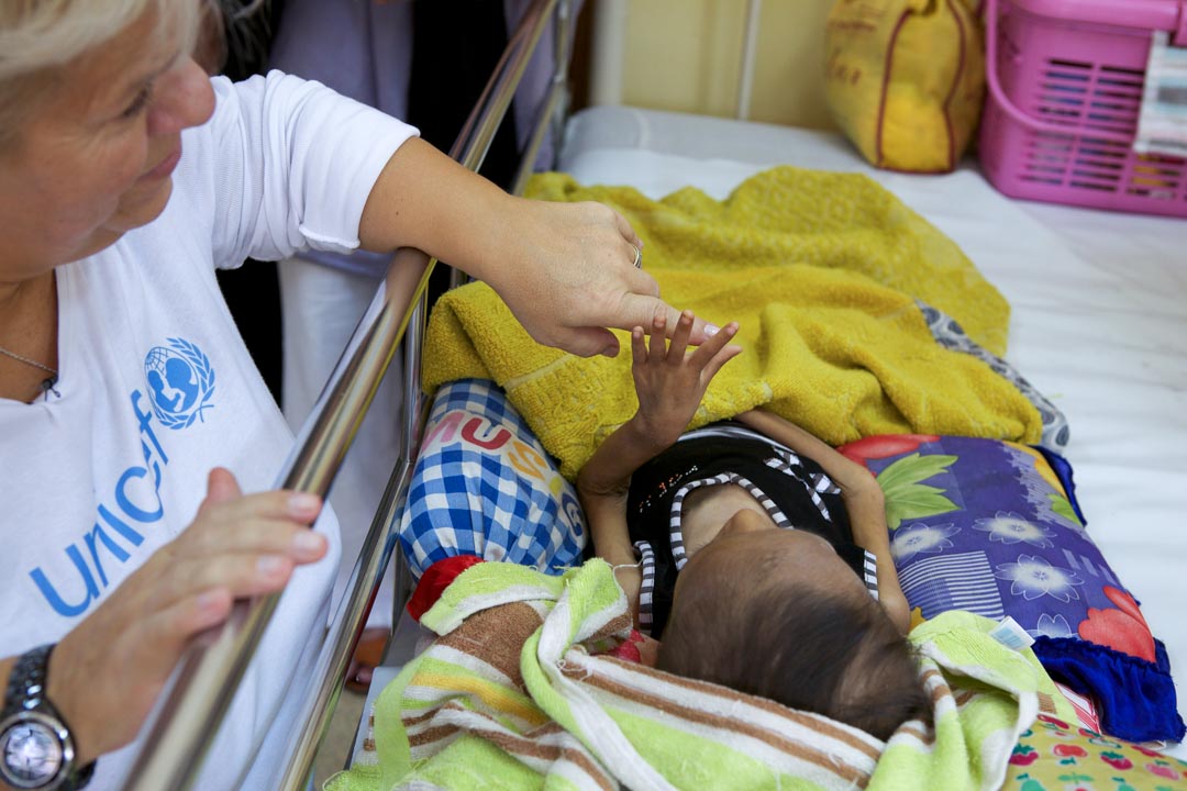 Mimie Mathy ambassadrice de l'UNICEF France, s'est rendue au Cambodge pour voir les actions qui y sont menées contre le Sida.
