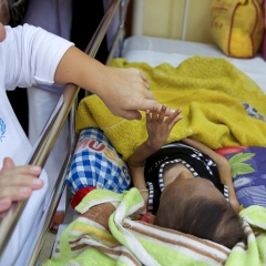 Mimie Mathy ambassadrice de l'UNICEF France, s'est rendue au Cambodge pour voir les actions qui y sont menées contre le Sida.