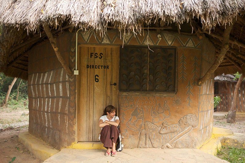 Victoria Abril dans le village d'Ayenhya" au Ghana où sont accueillis enfants et mères isolés car atteints du Sida ou (et) handicapés.