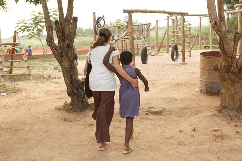 Victoria Abril dans le village d'Ayenhya" au Ghana où sont accueillis enfants et mères isolés car atteints du Sida ou (et) handicapés.