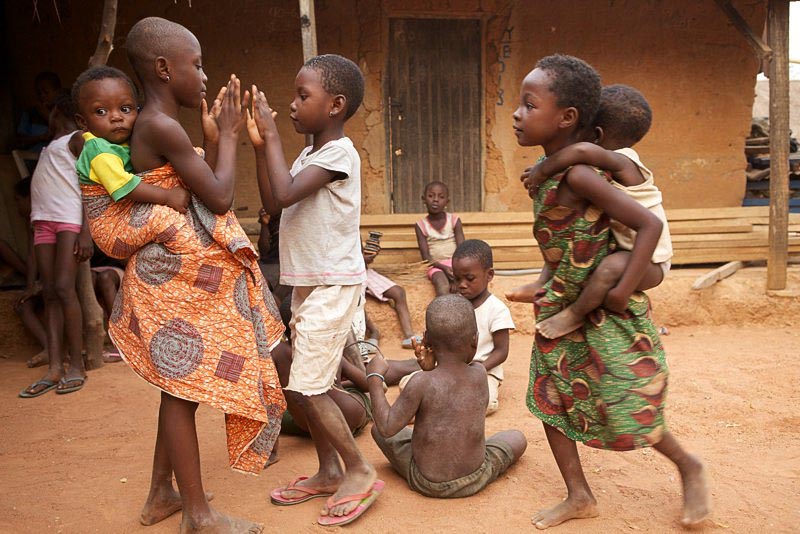 Victoria Abril dans le village d'Ayenhya" au Ghana où sont accueillis enfants et mères isolés car atteints du Sida ou (et) handicapés.