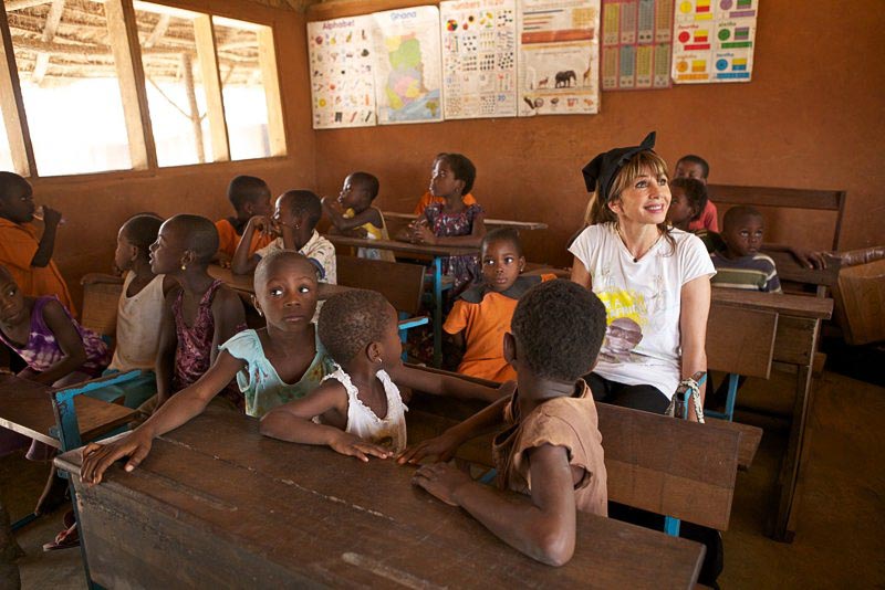 Victoria Abril dans le village d'Ayenhya" au Ghana où sont accueillis enfants et mères isolés car atteints du Sida ou (et) handicapés.
