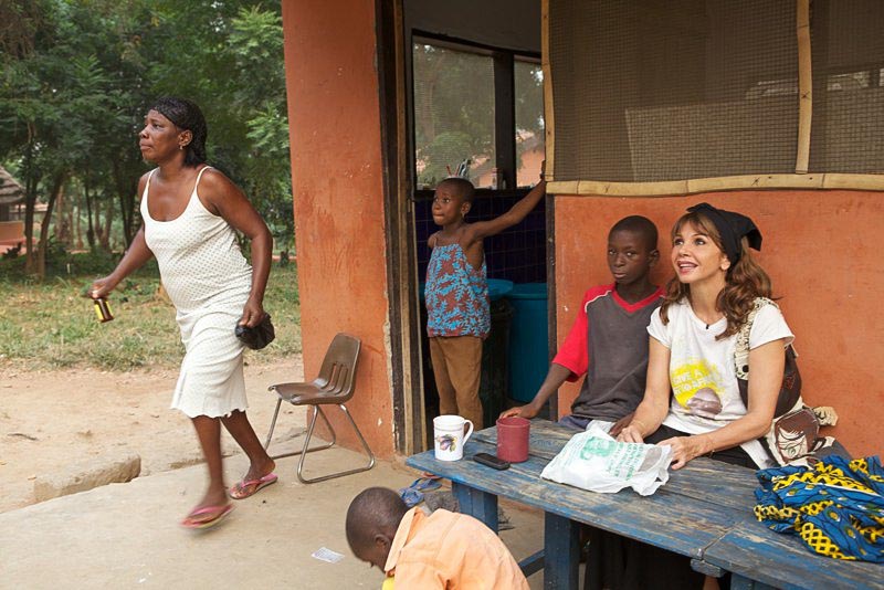 Victoria Abril dans le village d'Ayenhya" au Ghana où sont accueillis enfants et mères isolés car atteints du Sida ou (et) handicapés.