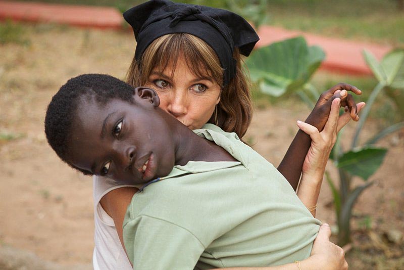 Victoria Abril dans le village d'Ayenhya" au Ghana où sont accueillis enfants et mères isolés car atteints du Sida ou (et) handicapés.