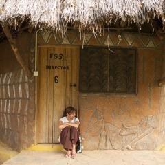 Victoria Abril dans le village d'Ayenhya" au Ghana où sont accueillis enfants et mères isolés car atteints du Sida ou (et) handicapés.