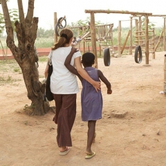 Victoria Abril dans le village d'Ayenhya" au Ghana où sont accueillis enfants et mères isolés car atteints du Sida ou (et) handicapés.