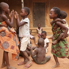 Victoria Abril dans le village d'Ayenhya" au Ghana où sont accueillis enfants et mères isolés car atteints du Sida ou (et) handicapés.