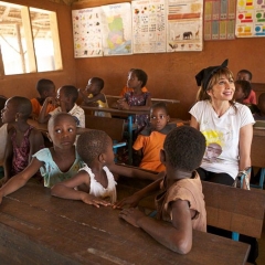 Victoria Abril dans le village d'Ayenhya" au Ghana où sont accueillis enfants et mères isolés car atteints du Sida ou (et) handicapés.