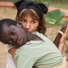 Victoria Abril dans le village d'Ayenhya" au Ghana où sont accueillis enfants et mères isolés car atteints du Sida ou (et) handicapés.